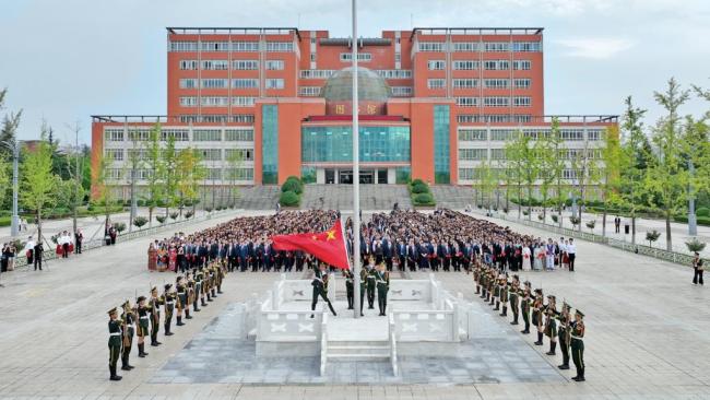 宝鸡文理学院举行纪念中国人民抗日战争暨世界反法西斯战争胜利80周年主题升国旗仪式