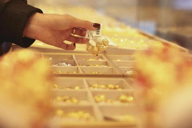 黄金疯牛高攀不起，投资者：犹豫半刻就掉队