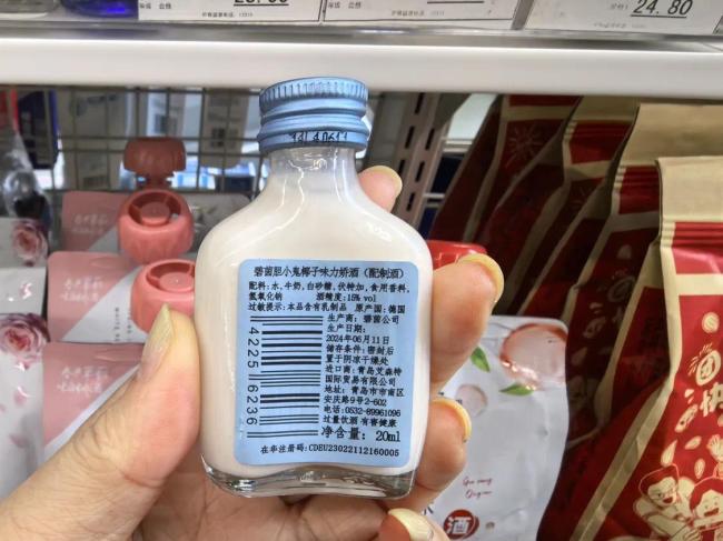 超市货架上售卖的小瓶酒，每经记者 温梦华 摄