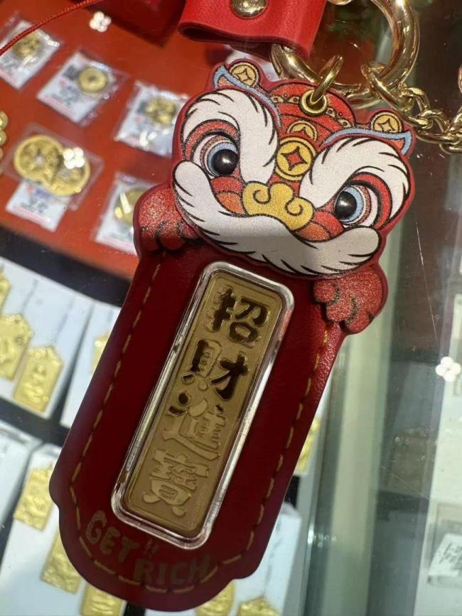 金店销售的微克重黄金手机挂件 本报记者 董添/摄