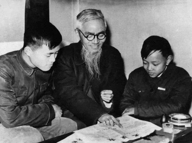 4、1955年，宋菲君（右）与外公丰子恺（中）、小舅舅丰新枚在上海日月楼中读报