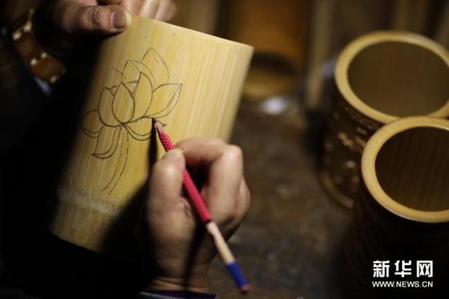 扎根山乡的竹雕“守艺人”