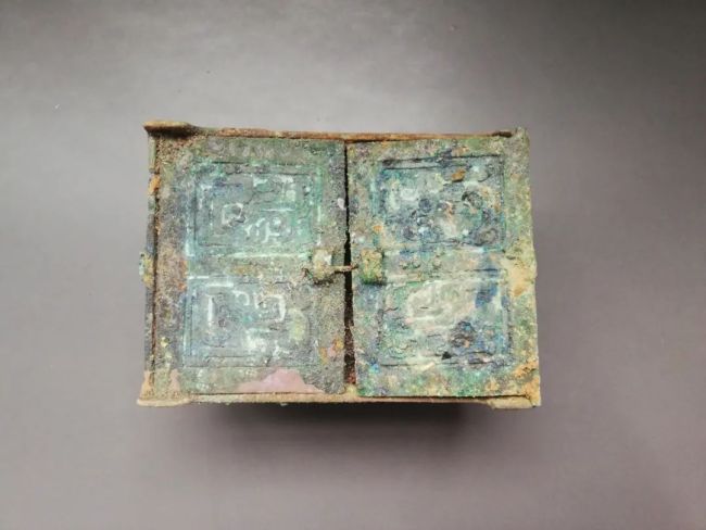 垣曲北白鹅墓地出土的微型铜盒
