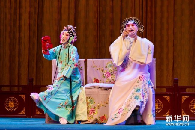 5月12日，北方昆曲剧院演员王瑾（左）和邵峥在昆曲《风筝误》中表演。