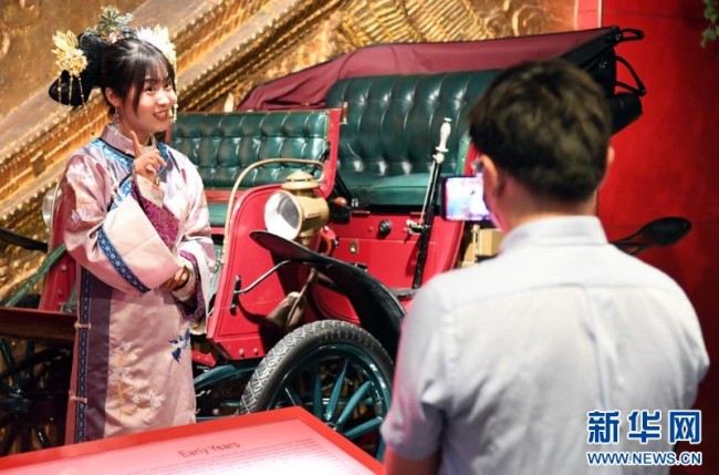 2020年5月18日，在北京汽车博物馆，曾红娟（左）用讲故事的方式通过网络直播平台为观众介绍藏品车。新华社记者 任超 摄