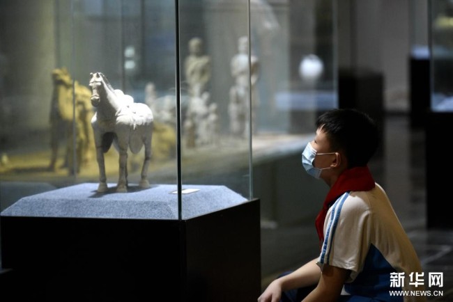 8月20日，在河北省临城县邢窑博物馆，学生在参观藏品。新华社记者 骆学峰 摄