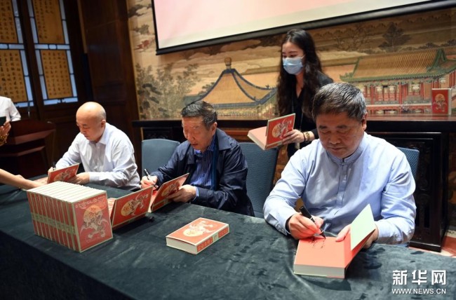2021年9月6日，故宫博物院院长王旭东（左一），故宫博物院原院长郑欣淼（左二）、故宫博物院原院长单霁翔（右一）在2022年《故宫日历》上签名。