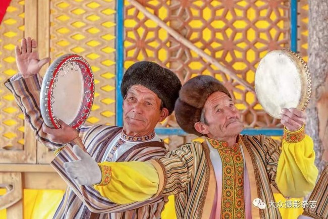 新疆传统歌舞表演  刘运泽 摄