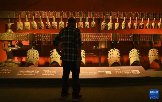 9月28日，市民在四川博物院参观“山高水阔 长流天际——长江流域青铜文明特展”。