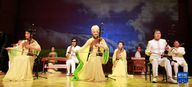 10月13日，中国残疾人艺术团民乐队演员表演民乐合奏《万马奔腾》。