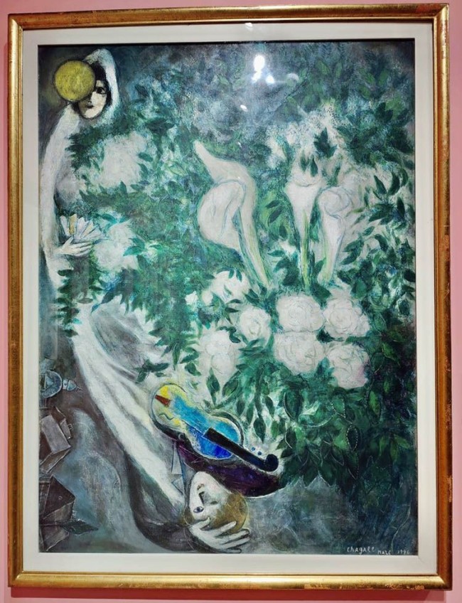 夏加尔1946年油彩、水粉、布面作品《月亮花束或白色海芋》。