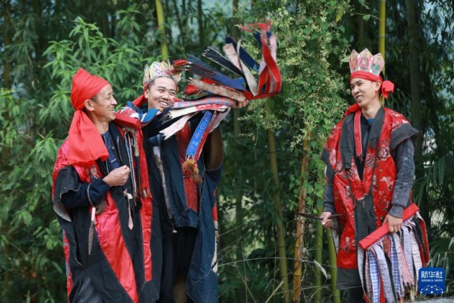 10月17日，肖光华（左）指导徒弟表演思州傩戏傩技。