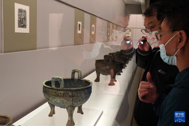 10月19日，观众在上海博物馆参观“汉淮传奇——噩国青铜器精粹展”。