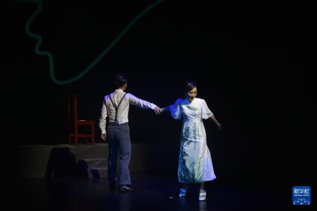 10月20日晚，开幕式结束后，演员在艺术节展演剧目越剧《阮玲玉》中表演。