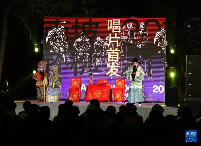 在大南坡村艺术中心广场，大南坡村怀梆剧团在舞台上表演（10月20日摄）。