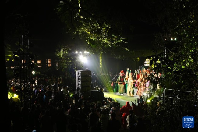 在大南坡村艺术中心广场，大南坡村怀梆剧团在舞台上表演（10月21日摄）。
