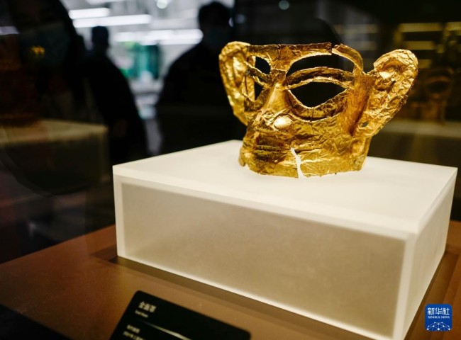 在三星堆博物馆开放式文物修复馆内展出的2021年三星堆遗址3号“祭祀坑”出土的金面具（10月29日摄）。