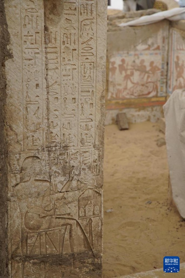 这是在埃及首都开罗以南的塞加拉地区拍摄的陵墓内的石柱。