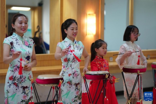 11月6日，曲艺爱好者在威县文化馆学习梨花大鼓。 新华社发（田晓丽 摄）