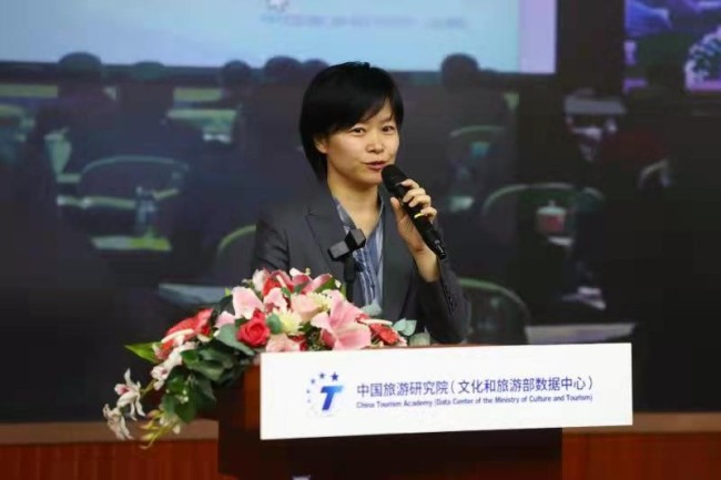 中国旅游研究院副研究员张杨发布《2021中国研学旅行发展报告》（图片来源《中国文化报》）摄影：卢旭，亦可。