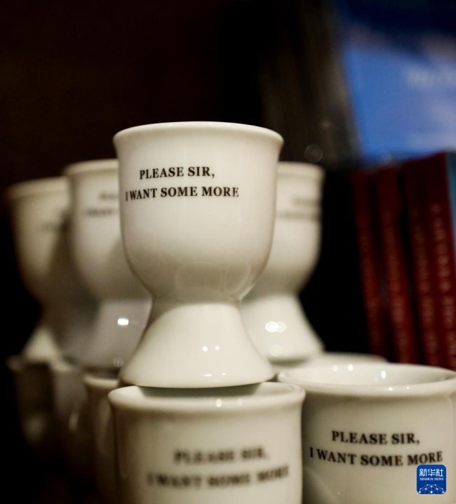 这是11月16日在英国伦敦狄更斯博物馆纪念品店拍摄的杯子，上面写着《雾都孤儿》中的名句“先生，请再给我一些”。