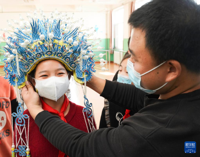 11月24日，石家庄鹿泉区第二实验小学戏剧兴趣班的学生体验戴盔头。新华社发（许建园 摄）