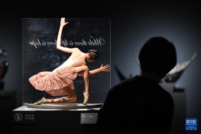 12月22日，观众在观看《凝固的旋律——国家大剧院第二届雕塑作品邀请展》。