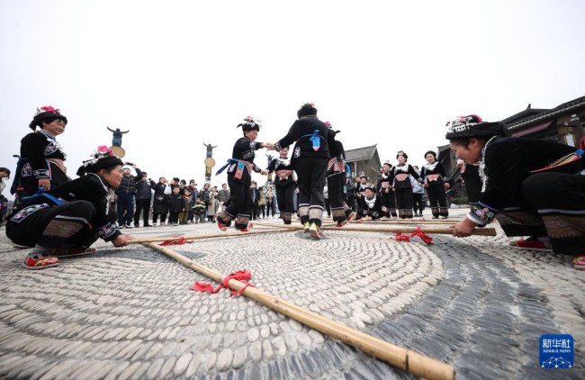1月2日，游客在贵州省丹寨县万达小镇景区观看竹竿舞表演。