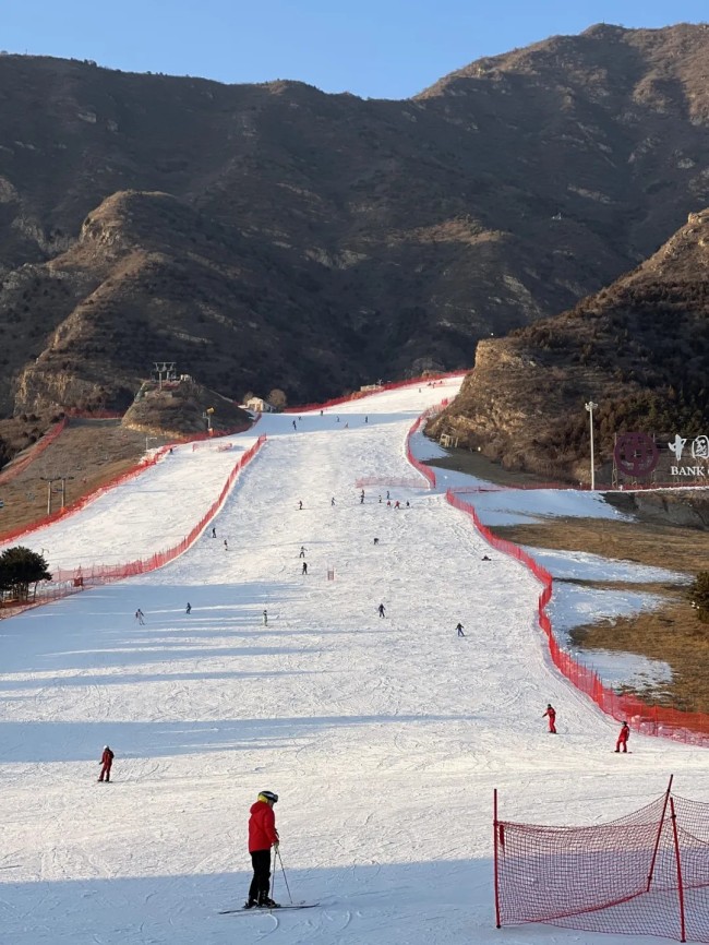 石京龙滑雪场，位于北京延庆，离市区较远，深受双板雪友喜爱。中、高级道陡峭且长，初级道条件也不错，不过初级与中、高级的雪道难度差距较大。摄影/苍狗