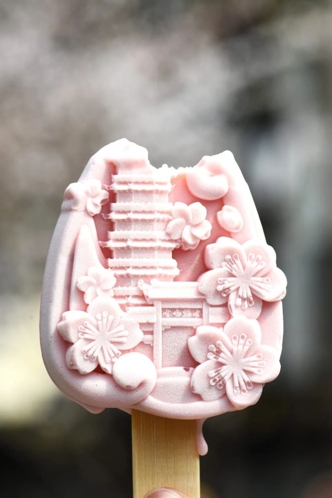 玉渊潭和鸡鸣寺推出的樱花雪糕。图1摄影/Judy 图2/视觉中国