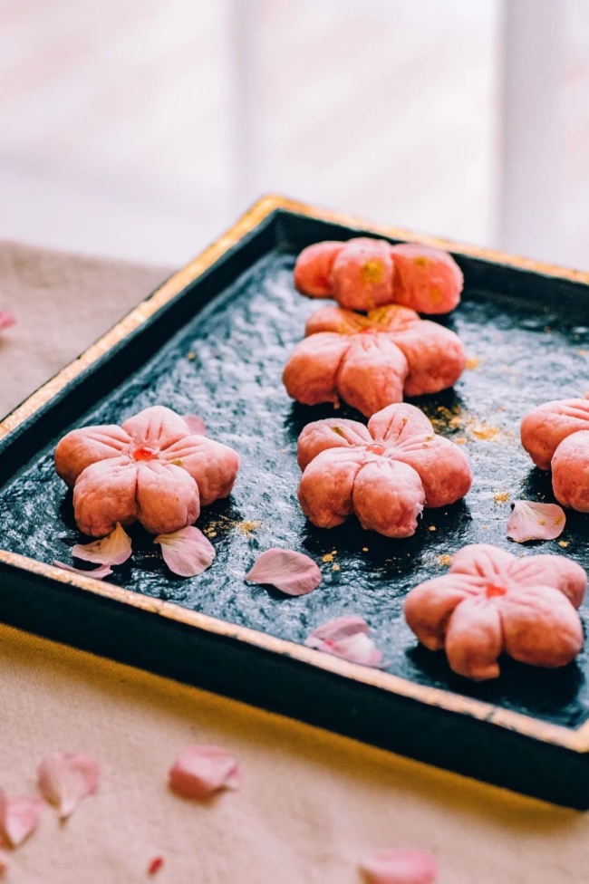 樱花酥。其实樱花味道非常清淡，网红食品的樱花味，来自樱花的香气和人们的想象力。图/视觉中国