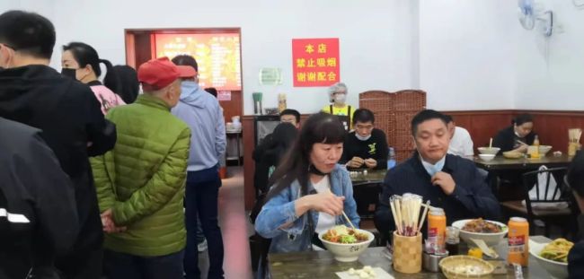 排大队吃面的传统面馆，作者拍摄。为了避免有做广告的嫌疑，就不点明拍摄地点是天津市南开区西湖道边上的小西关传统面馆了。