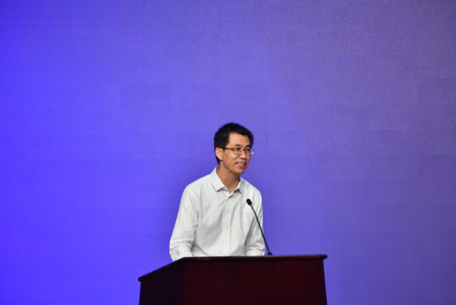 中国互联网协会副秘书长宋茂恩主持活动