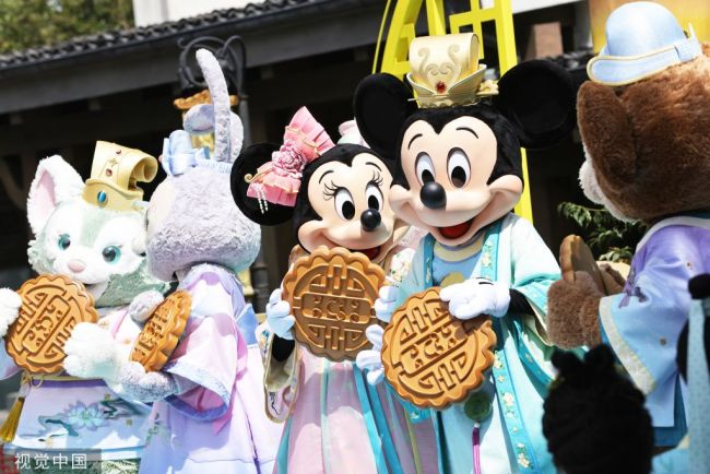 上海迪士尼推出中秋主题活动 米奇手捧月饼邀大家共赴赏月佳会