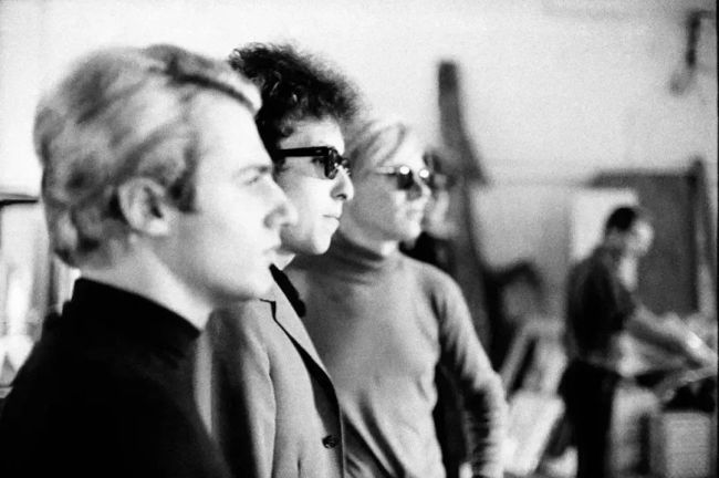 Bob Dylan 与 Andy Warhol 和 Gerard Malanga 在纽约工厂，1965 年。