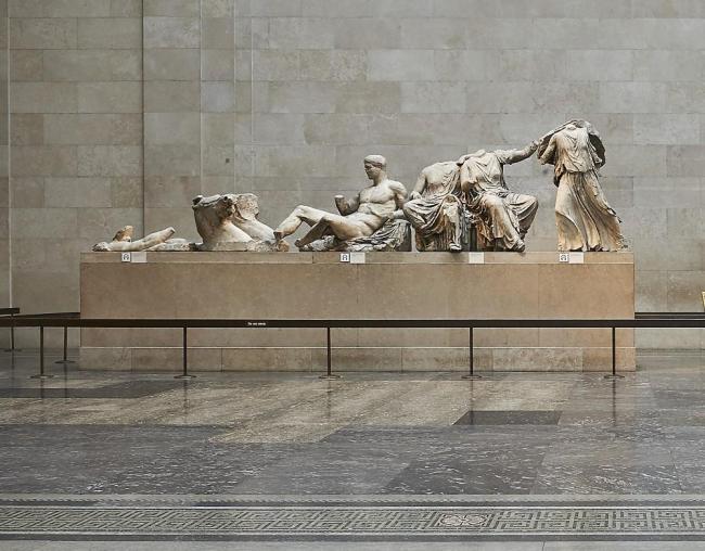        ▲图二帕特农神庙东山墙“艾丽丝”石雕像（右一），现藏于大英博物馆