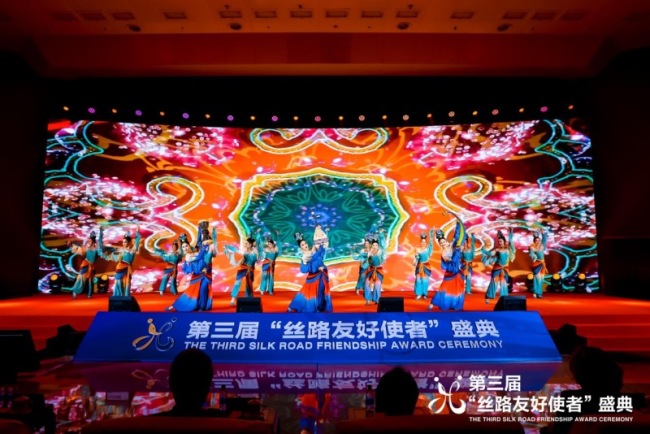 12月27日，第三届“丝路友好使者”盛典现场《龟兹乐舞》惊艳绽放。