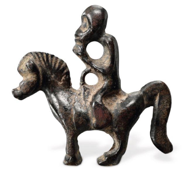 猴骑马铜饰件，南北朝，新疆奇台县出土，现藏中国国家博物馆。马和猴的神态悠然自得，“马上封侯”的寓意呼之欲出