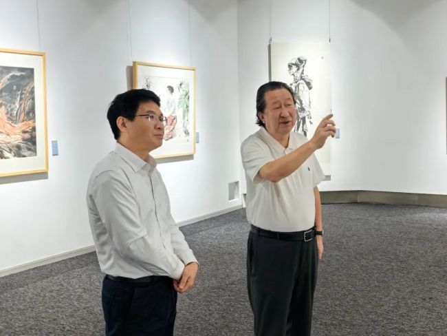 重庆市铜梁区区委书记谭庆参观展览