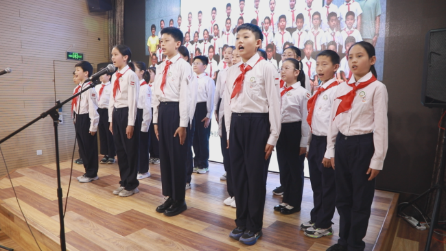 以诗为舟赴春光 芳华朗读传薪火——东谈主民好意思术文化园举办五四后生节诗诵会暨新一期常人书IP活动