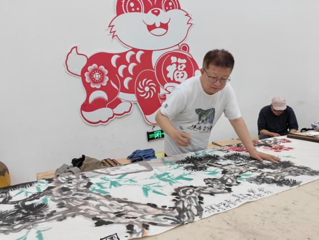 写生团成员合作作品 中国文促会书记、副主席、行动组委会副主任曾来德题字彭雪杏摄影
