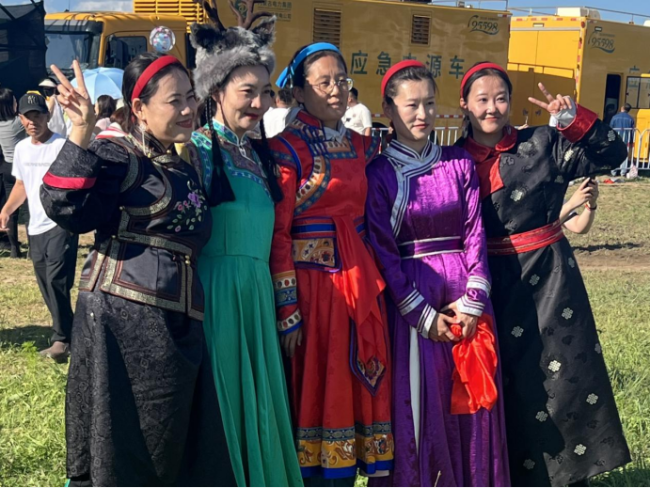 “走遍中国”写生那达慕:探寻草原文化密码