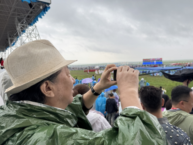 “走遍中国”写生行动:风雨无阻,共赴那达慕盛会之约