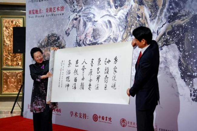 庞沐兰女士代表基金会为画展捐赠陈佩秋先生书法作品