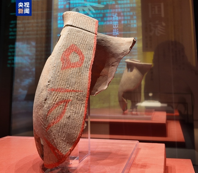 比甲骨文早800年 这个扁壶留下了4000年前的文字密码