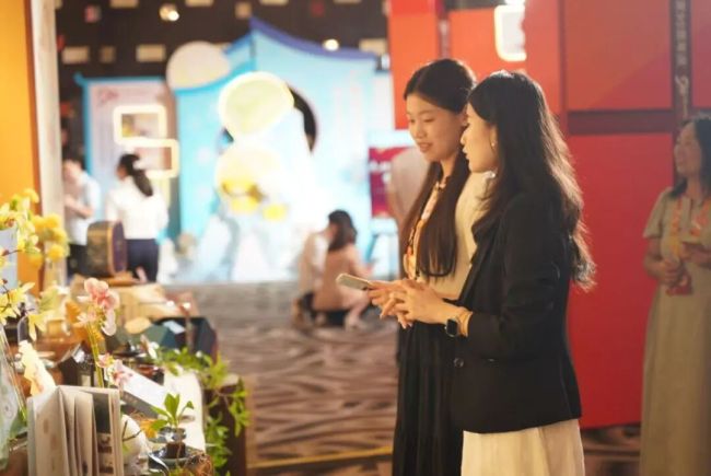 跨界“玩家”钟慧琪：用创意让非遗"潮"起来，让老字号"会言语"