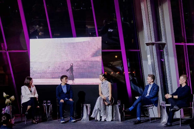 人在舞台上表演的几个人 AI 生成的内容可能不正确。