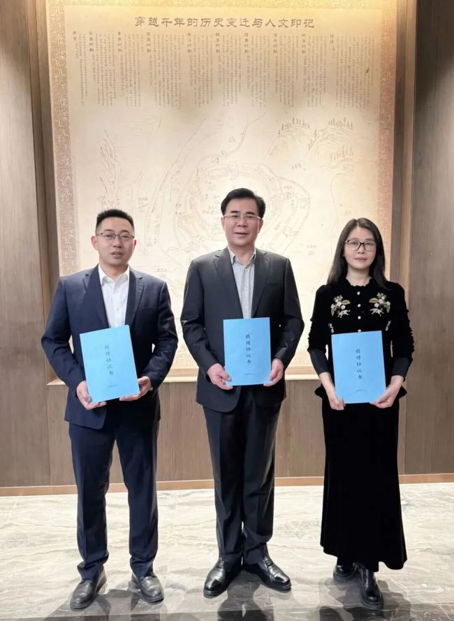 情系桑梓传文脉，赓续书香启新章——著名作家张明刚将军捐赠万本藏书签约仪式在随州市草甸子街成功举行