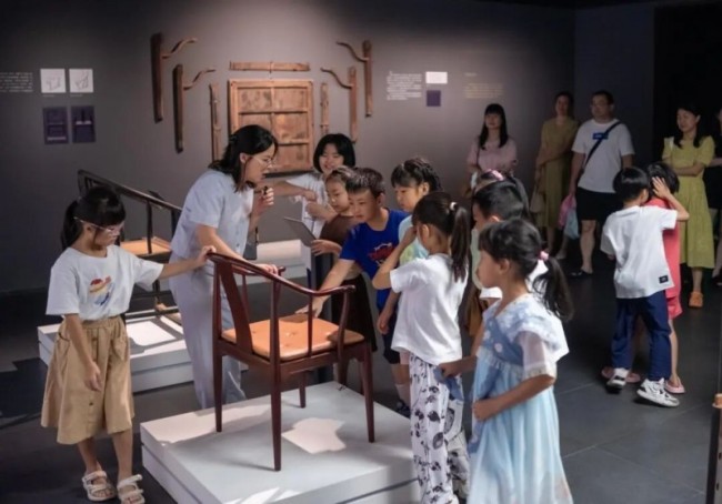 榫卯匠心，代代共守：区锦泽获评传统榫卯家具制作技艺非遗代表性传承人