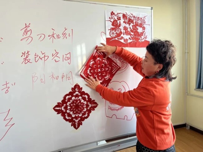 非遗剪纸进校园 巧手匠心传文化 ——庆阳非遗剪纸传承人张锐利走进甘肃省庆阳林业学校